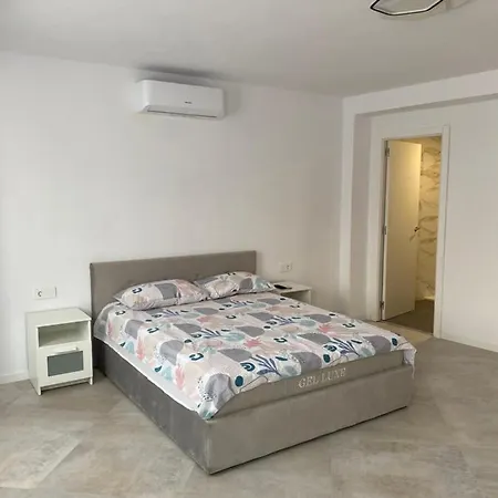 Del Mar Three Bed Flat. *