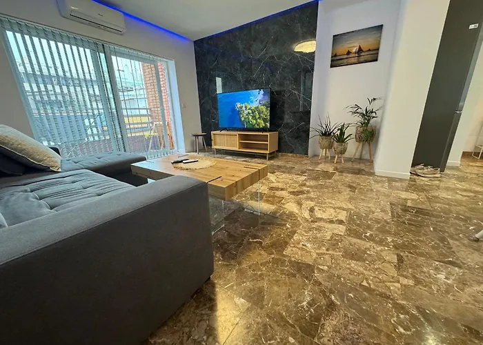 Del Mar Three Bed Flat.