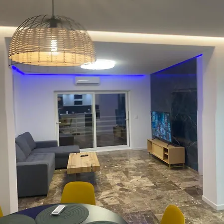Del Mar Three Bed Flat. *