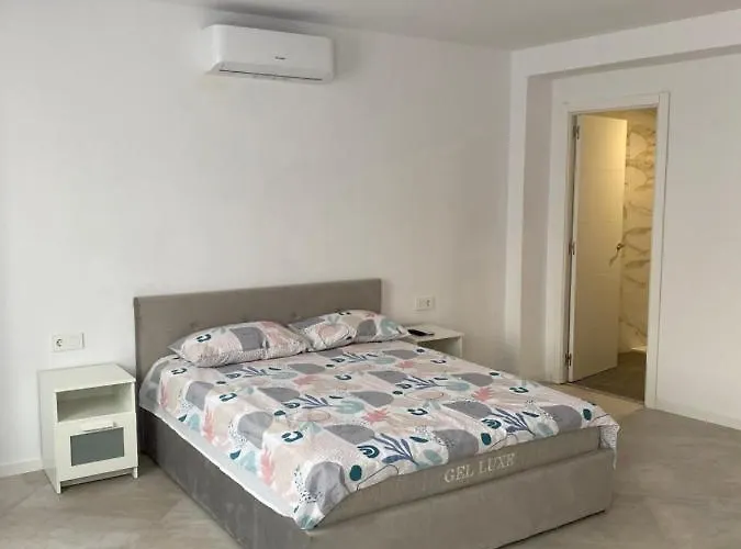Del Mar Three Bed Flat. *